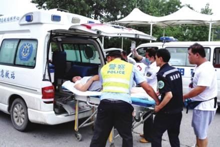 命懸一線牽動人心，救護車臨危不亂治病救人_